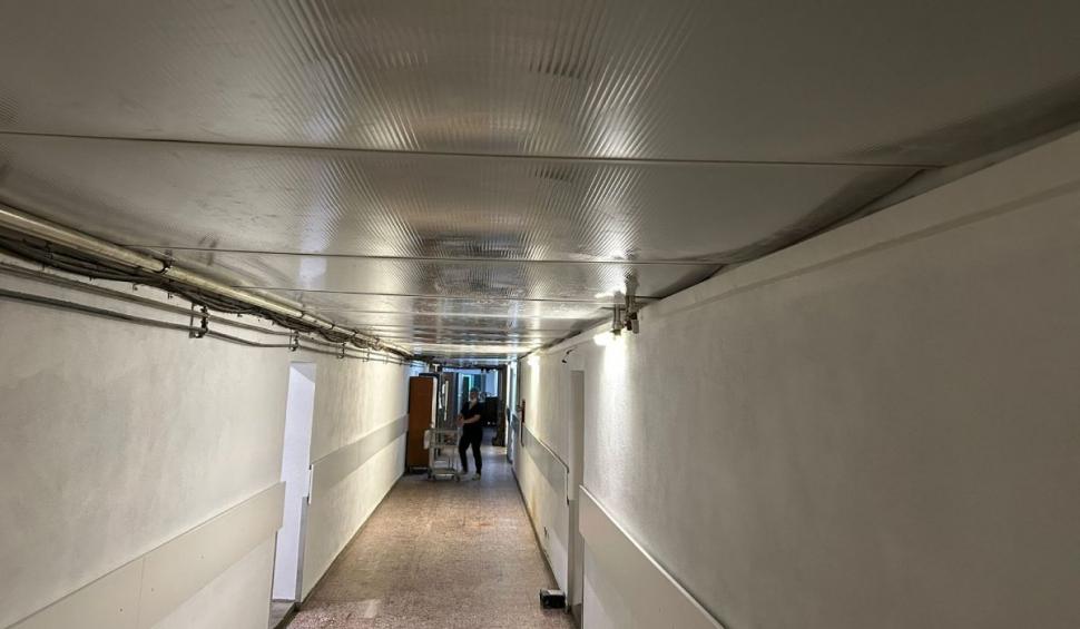 "Las' să ne pice d-ăsta în cap". Ţeavă de canalizare, spartă la un spital din București. Conducerea confirmă că avaria a fost remediată 892865