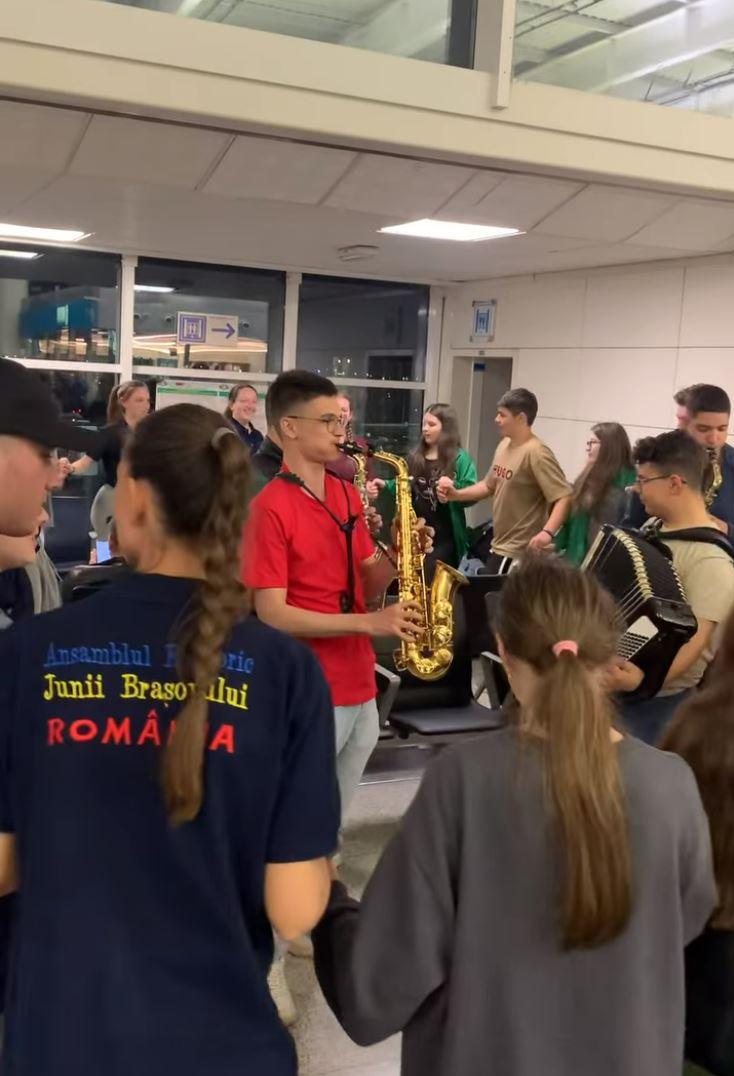 Moment artistic 100% românesc pe aeroportul din Catania. Elevii români au încins o horă, după ce avionul a întârziat trei ore 892616