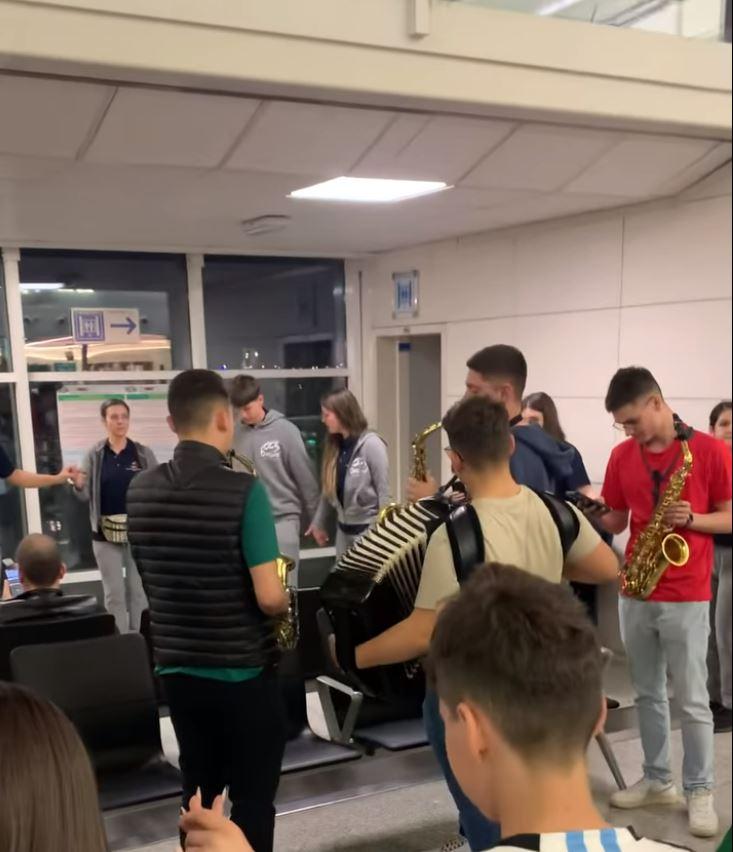 Moment artistic 100% românesc pe aeroportul din Catania. Elevii români au încins o horă, după ce avionul a întârziat trei ore 892617