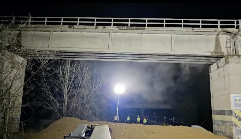 Momentul demolării podului de cale ferată din Prahova. Circulația pe DN1, complet blocată cel puțin două zile 892606