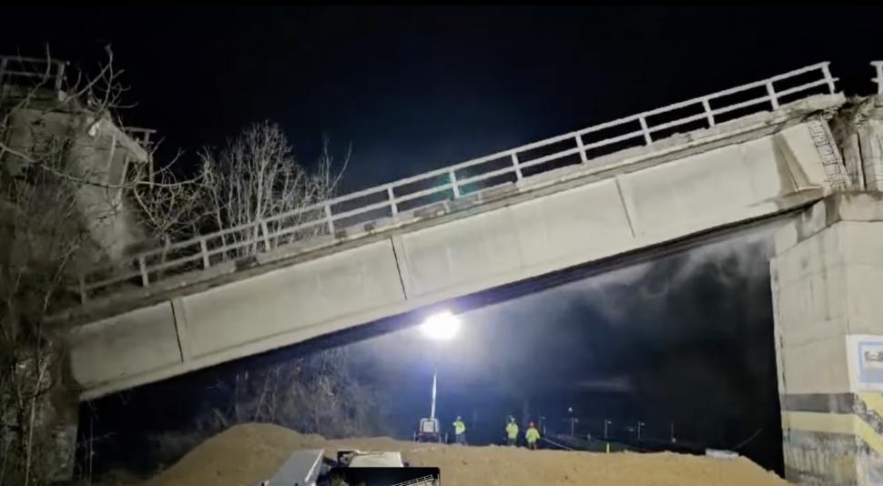 Momentul demolării podului de cale ferată din Prahova. Circulația pe DN1, complet blocată cel puțin două zile 892607