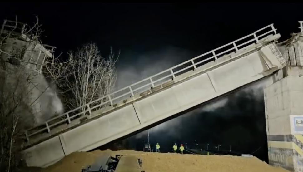Momentul demolării podului de cale ferată din Prahova. Circulația pe DN1, complet blocată cel puțin două zile 892608
