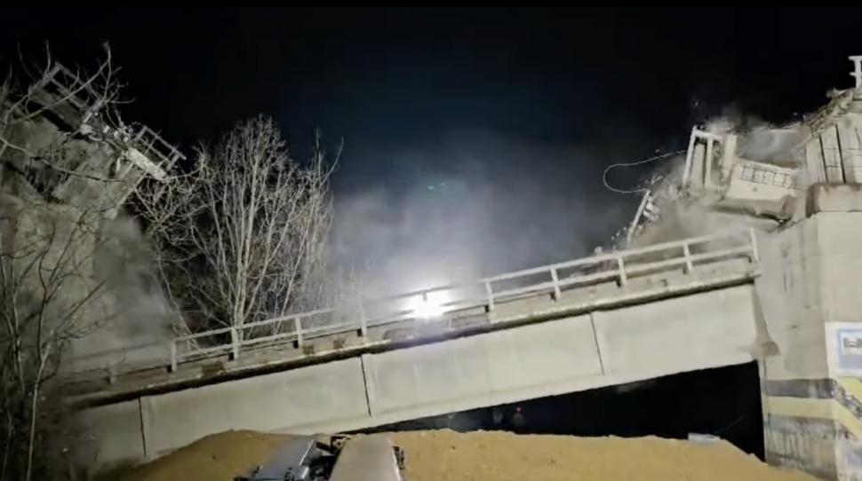 Momentul demolării podului de cale ferată din Prahova. Circulația pe DN1, complet blocată cel puțin două zile 892609