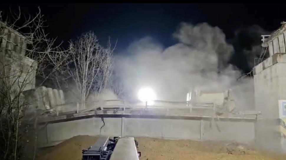 Momentul demolării podului de cale ferată din Prahova. Circulația pe DN1, complet blocată cel puțin două zile 892610