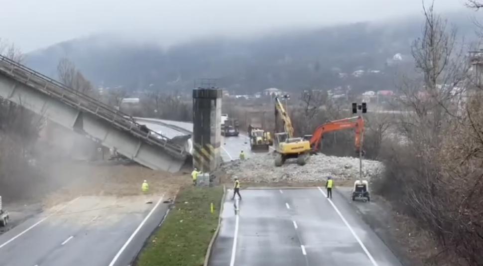 Momentul demolării podului de cale ferată din Prahova. Circulația pe DN1, complet blocată cel puțin două zile 892611
