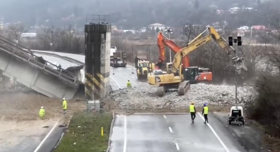 Momentul demolării podului de cale ferată din Prahova. Circulația pe DN1, complet blocată cel puțin două zile 892612