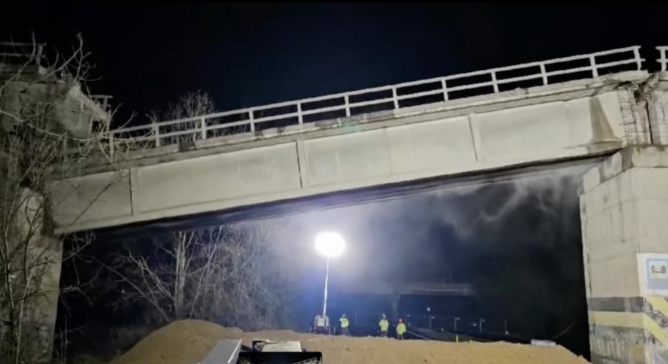 Momentul demolării podului de cale ferată din Prahova. Circulația pe DN1, complet blocată cel puțin două zile 892613