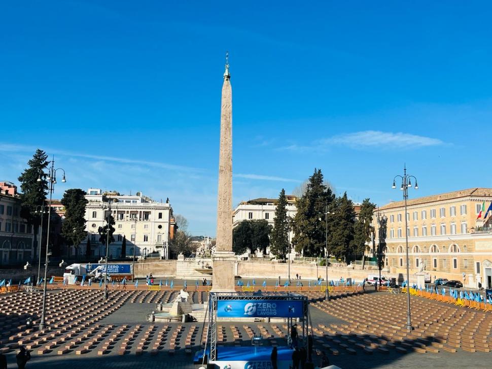 Peste 1.000 de sicrie au umplut o cunoscută piață din Roma: "Oamenii merg la muncă şi nu se mai întorc acasă" 892701