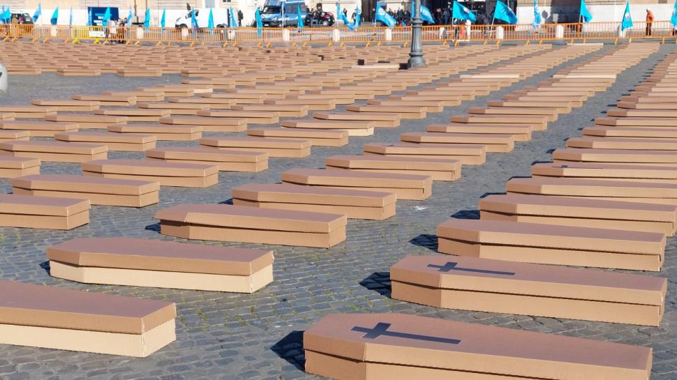 Peste 1.000 de sicrie au umplut o cunoscută piață din Roma: "Oamenii merg la muncă şi nu se mai întorc acasă" 892702