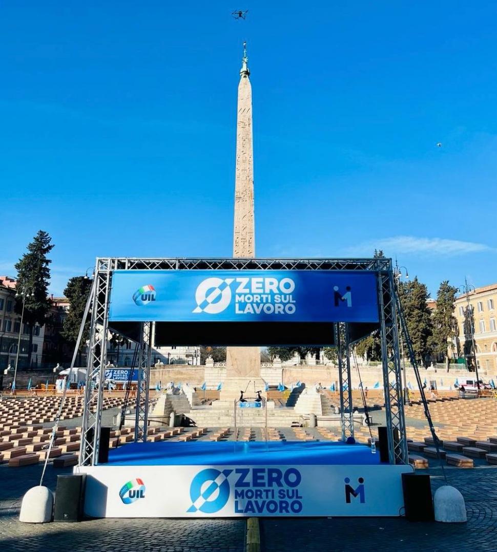 Peste 1.000 de sicrie au umplut o cunoscută piață din Roma: "Oamenii merg la muncă şi nu se mai întorc acasă" 892703