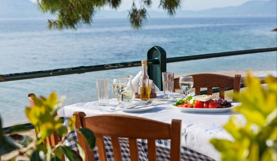 Cât a ajuns să coste o masă la restaurantele din Grecia. Suma uriaşă cerută pentru o porţie de cartofi prăjiţi