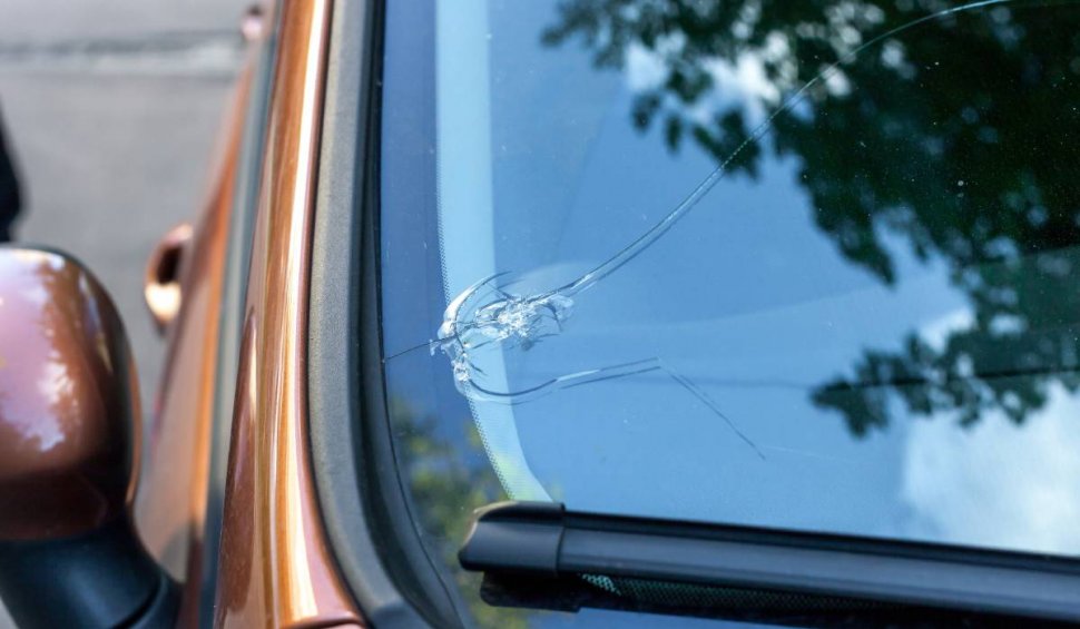Riscurile la care se expun șoferii care circulă cu parbrizul spart. Ce prevede legea din România
