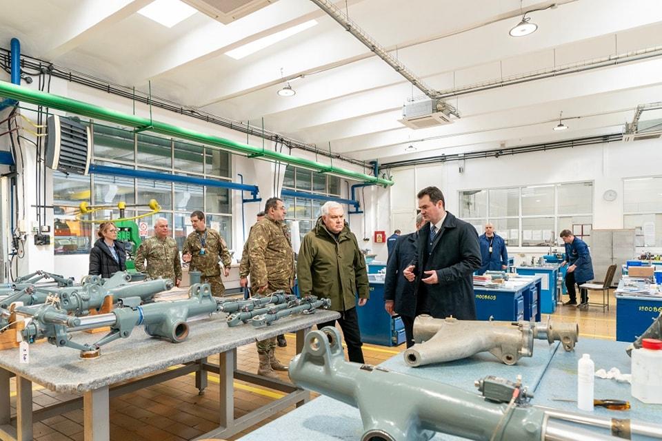 Angel Tîlvăr, ministrul Apărării: "Avioanele F-16 vor avea parte de mentenanță la cele mai înalte standarde" 892823
