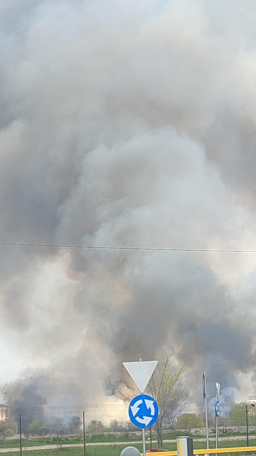 Incendiu puternic în Delta Văcăreşti. Pompierii ISU Bucureşti-Ilfov intervin cu şase autospeciale 892912