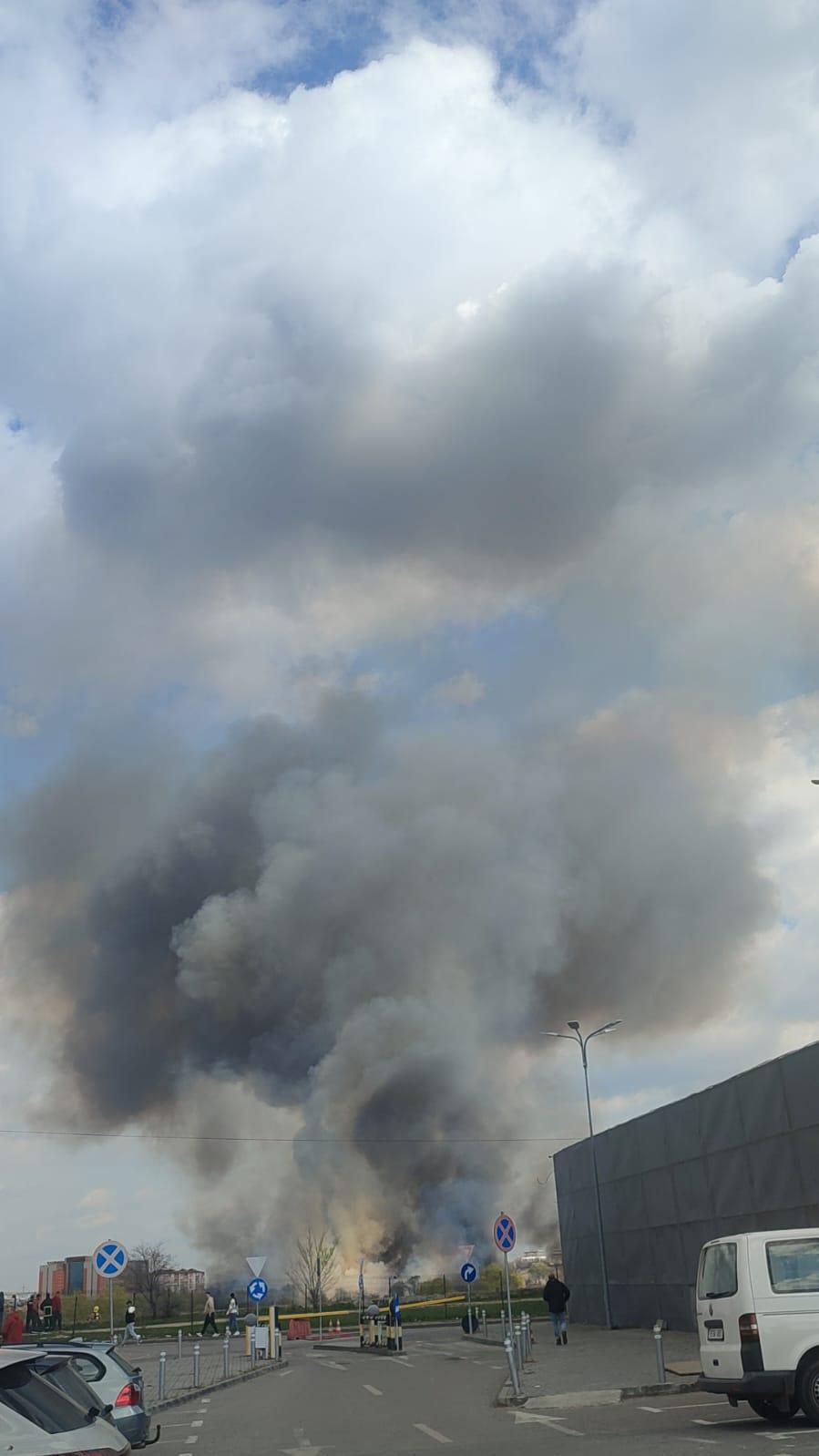 Incendiu puternic în Delta Văcăreşti. Pompierii ISU Bucureşti-Ilfov intervin cu şase autospeciale 892913