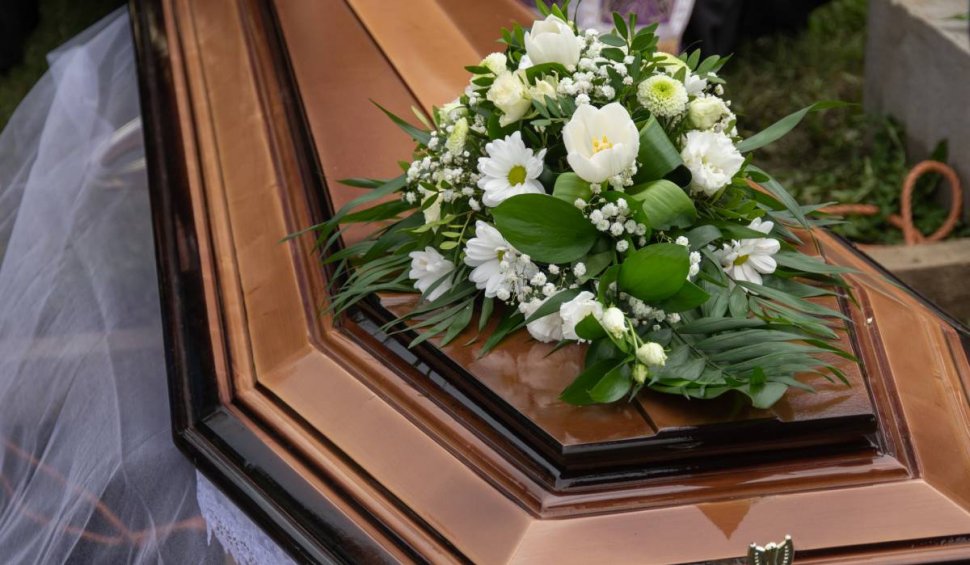 Pățania locatarilor unui bloc din Cluj: Buni de plată, cu taxă la avizier, pentru înmormântarea unei vecine necunoscute
