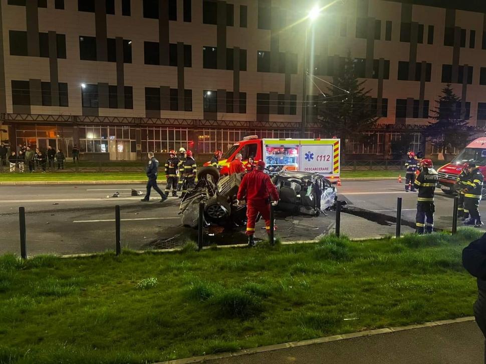 Maşină ruptă în două, pe o stradă din Oradea, în urma unui accident grav 892767