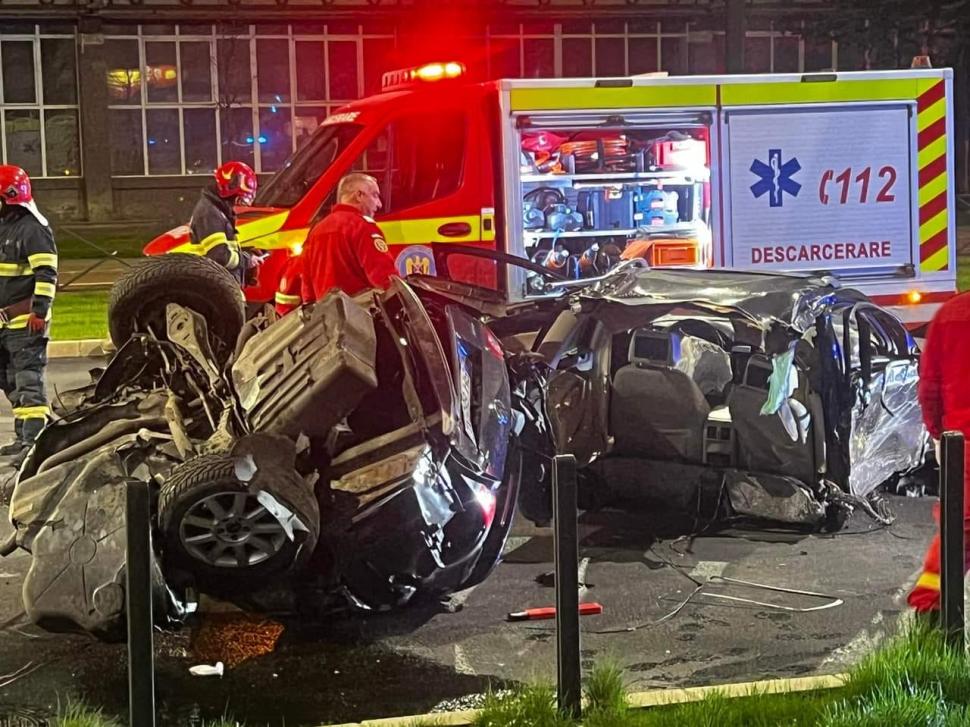 Maşină ruptă în două, pe o stradă din Oradea, în urma unui accident grav 892768