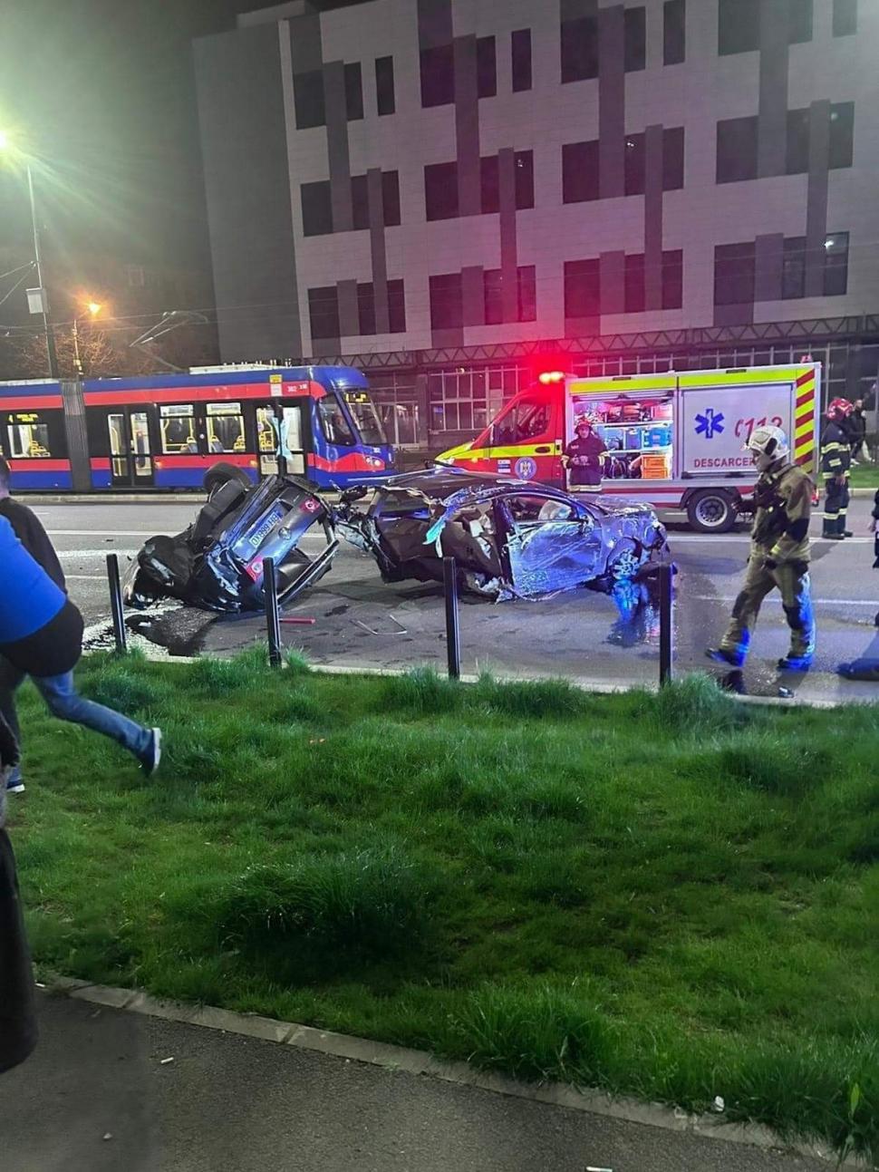 Maşină ruptă în două, pe o stradă din Oradea, în urma unui accident grav 892769