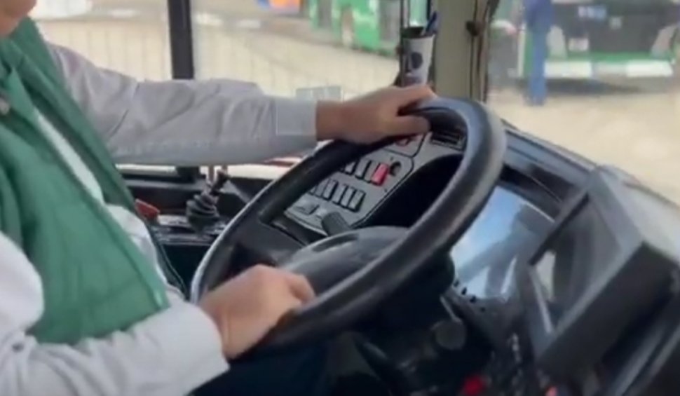 Oraşul din România în care Compania de Transport Public a angajat primul şofer străin: "Sperăm să avem angajaţi şi de alte naţionalităţi"