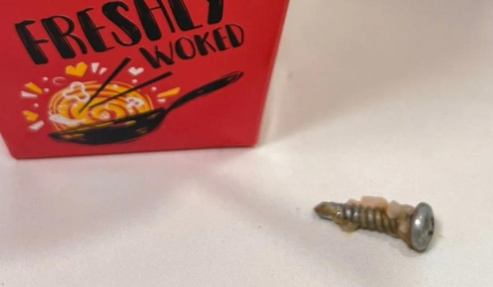 "Bine că l-am depistat înainte să ajungă în stomac" | Păţania unei femei care a găsit "surprize" în mancarea comandată de la un fast-food din Cluj 892937