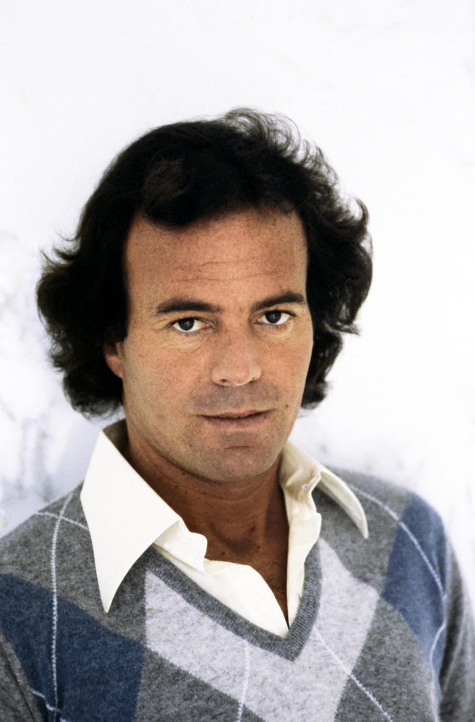 Julio Iglesias şi Netflix încheie un contract istoric pentru a-şi transpune viaţa pe ecran. Producţia va fi lansată la nivel mondial 893052