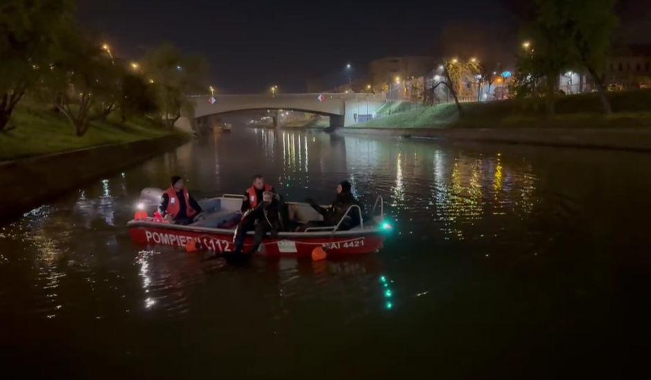 Pompierii caută o persoană care ar fi căzut în râul Bega. Pe mal s-au găsit doi câini care lătrau spre apă 893201