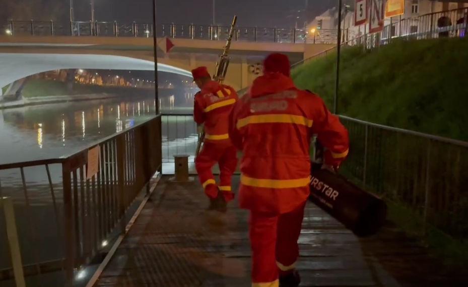 Pompierii caută o persoană care ar fi căzut în râul Bega. Pe mal s-au găsit doi câini care lătrau spre apă 893203