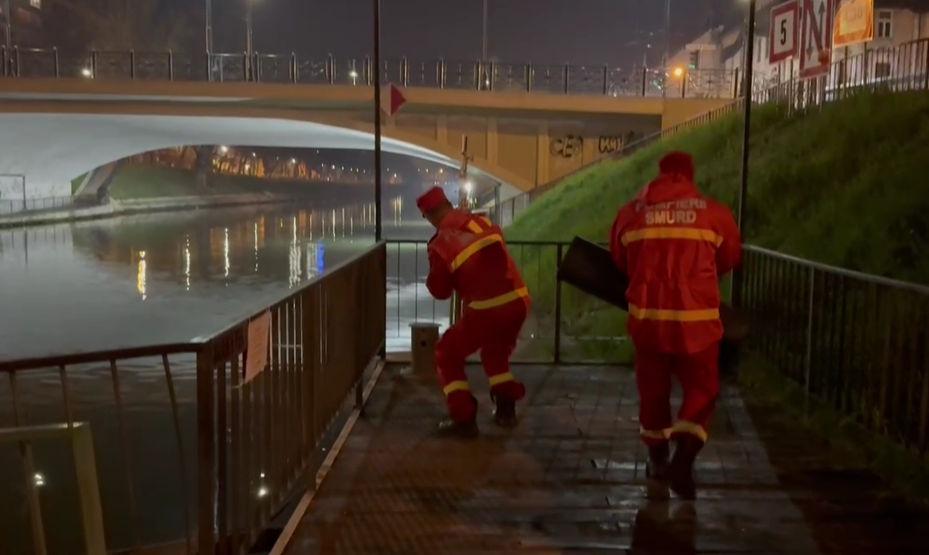 Pompierii caută o persoană care ar fi căzut în râul Bega. Pe mal s-au găsit doi câini care lătrau spre apă 893205