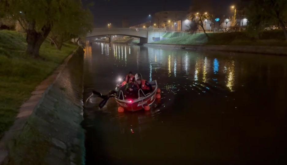 Pompierii caută o persoană care ar fi căzut în râul Bega. Pe mal s-au găsit doi câini care lătrau spre apă 893206