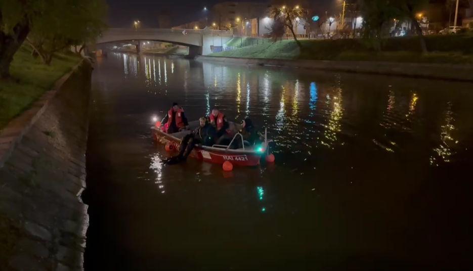 Pompierii caută o persoană care ar fi căzut în râul Bega. Pe mal s-au găsit doi câini care lătrau spre apă 893207