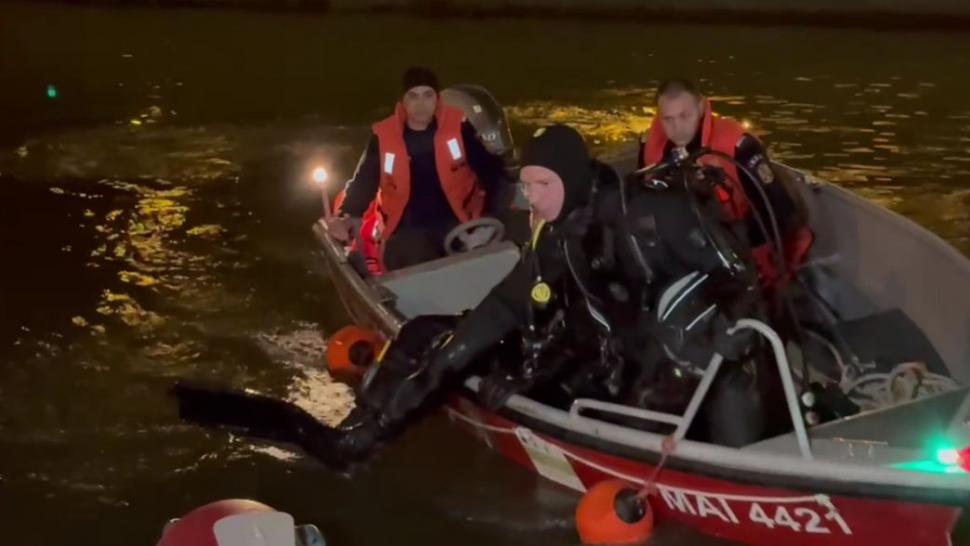 Pompierii caută o persoană care ar fi căzut în râul Bega. Pe mal s-au găsit doi câini care lătrau spre apă 893208