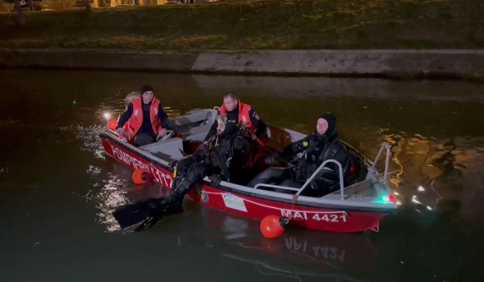 Pompierii caută o persoană care ar fi căzut în râul Bega. Pe mal s-au găsit doi câini care lătrau spre apă 893209