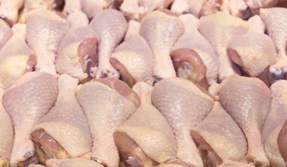 Produse din carne de pasăre infestate cu Salmonella, descoperite într-un mare lanț de magazine din România 