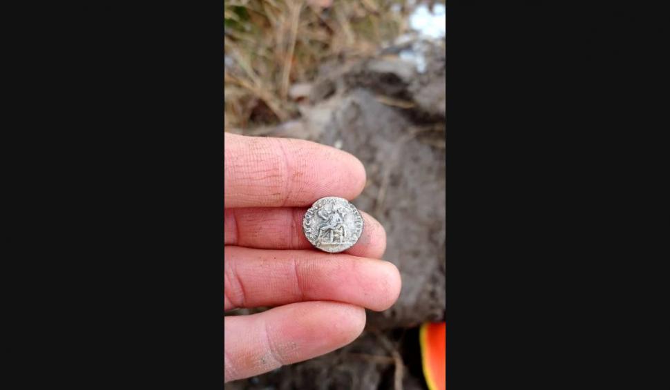 Recompensa primită de un bărbat după ce a găsit brățări de aur tracice cu un detector de metale: "Sunt mulțumit de sumă" 893179