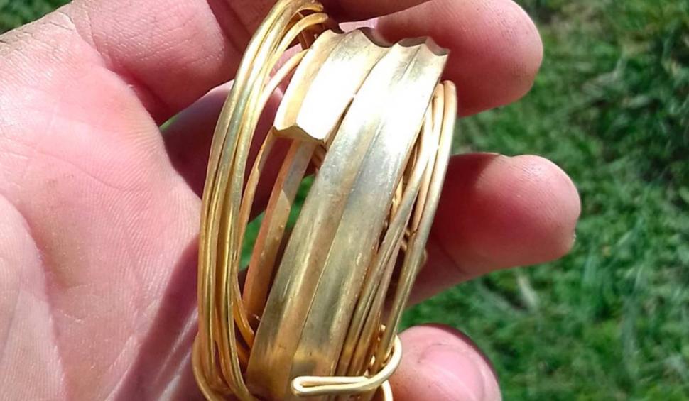 Recompensa primită de un bărbat după ce a găsit brățări de aur tracice cu un detector de metale: "Sunt mulțumit de sumă" 893181