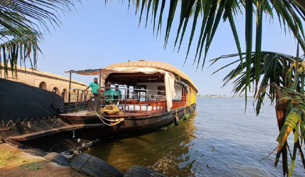 "Venetia Estului", din inima Indiei, oferă croaziere în case plutitoare