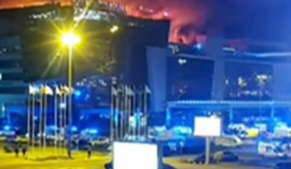 Atac armat într-o sală de concerte din Moscova. Zeci de persoane au murit și sute au fost rănite. Tavanul în flăcări a cazut peste oamenii din interior 893368