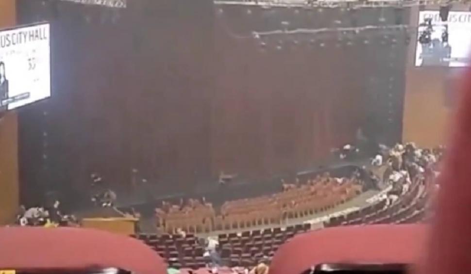 Atac armat într-o sală de concerte din Moscova. Zeci de persoane au murit și sute au fost rănite. Tavanul în flăcări a cazut peste oamenii din interior 893369