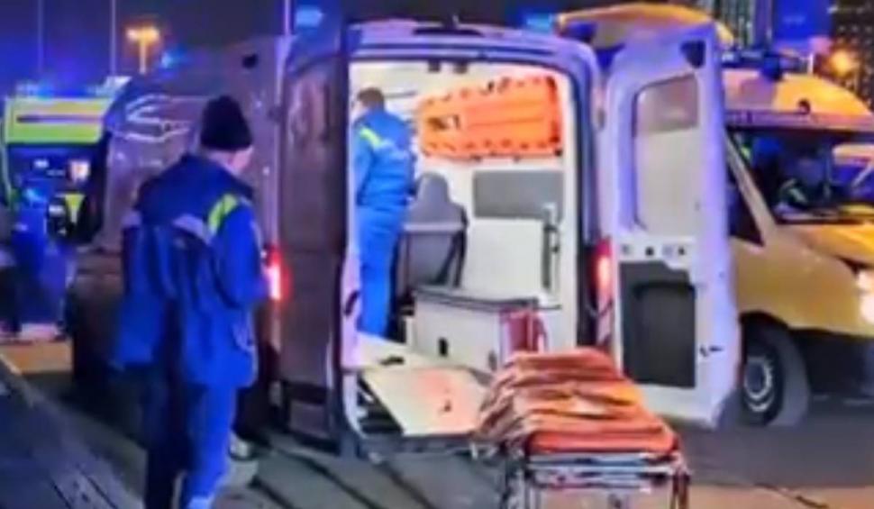 Atac armat într-o sală de concerte din Moscova. Zeci de persoane au murit și sute au fost rănite. Tavanul în flăcări a cazut peste oamenii din interior 893370