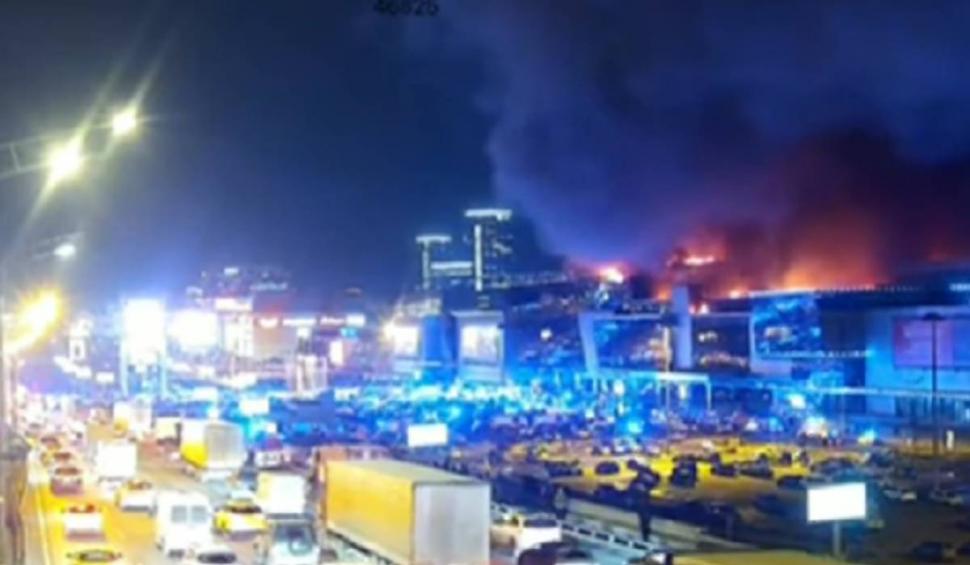 Atac armat într-o sală de concerte din Moscova. Zeci de persoane au murit și sute au fost rănite. Tavanul în flăcări a cazut peste oamenii din interior 893371