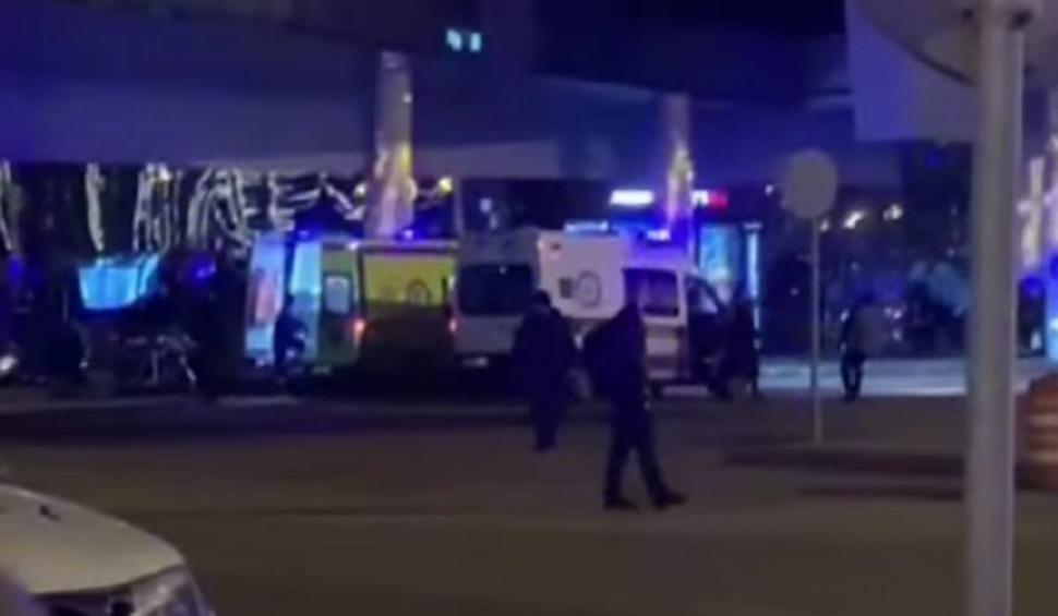 Atac armat într-o sală de concerte din Moscova. Zeci de persoane au murit și sute au fost rănite. Tavanul în flăcări a cazut peste oamenii din interior 893372