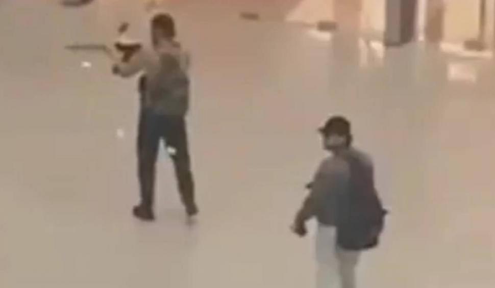 Atac armat într-o sală de concerte din Moscova. Zeci de persoane au murit și sute au fost rănite. Tavanul în flăcări a cazut peste oamenii din interior 893383