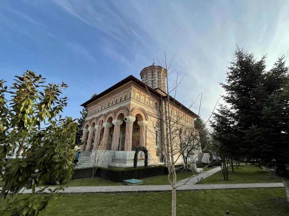 Mănăstirea din România cu trei altare. Locul în care se săvârșesc cele mai puternice minuni 893239