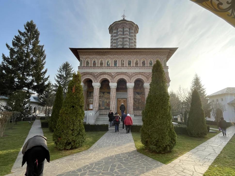 Mănăstirea din România cu trei altare. Locul în care se săvârșesc cele mai puternice minuni 893240
