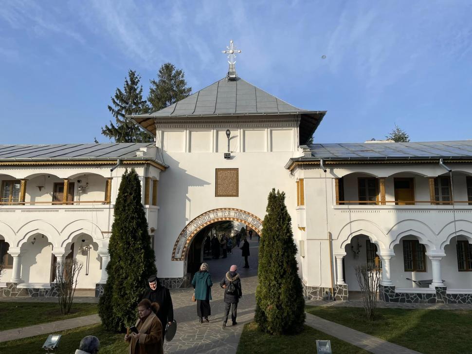Mănăstirea din România cu trei altare. Locul în care se săvârșesc cele mai puternice minuni 893241