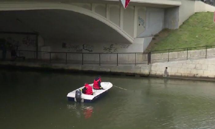 Persoana care s-a aruncat în râul Bega, căutată cu echipe de scafandri. Descoperirea făcută de salvatori pe malul apei 893285