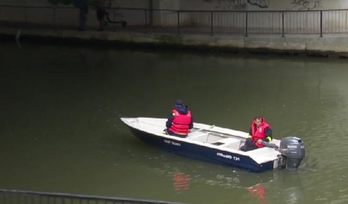 Persoana care s-a aruncat în râul Bega, căutată cu echipe de scafandri. Descoperirea făcută de salvatori pe malul apei 893286