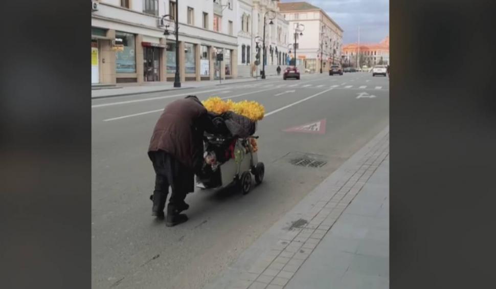 Imagini emoționante cu bunicuța care vinde flori cu căruciorul în Craiova. La 80 de ani continuă să muncească 893496