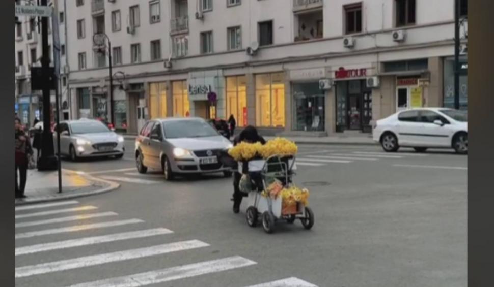 Imagini emoționante cu bunicuța care vinde flori cu căruciorul în Craiova. La 80 de ani continuă să muncească 893499
